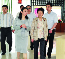 2011年，时任全国人大副委员长、民进中央主席、中央社会主义学院院长严隽琪来校视察