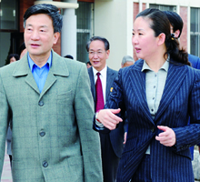 2009年，时任全国政协副主席罗富和来校视察