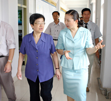 2006年，时任全国人大教科文卫委员会主任委员朱丽兰入校调研
